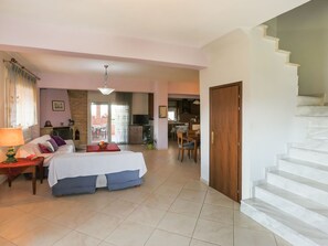 2 bedrooms, bed sheets - Quaint Farmhouse in Plagiari Surrounded With Olive Trees (Thermi)