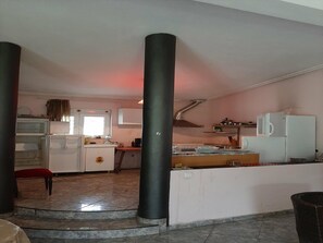 Lemari es dan oven