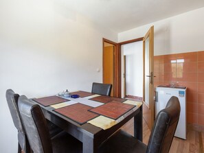 Dining - Complacent Apartment in Gračac with a mountain view (Gracac)