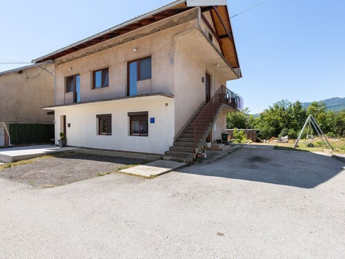 Complacent Apartment in Gračac with a mountain view 