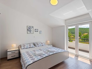 4 عدّة غرف نوم وطراز فريد لكل وحدة ومكواة/لوح كي وسرير سفر