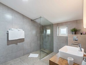 Villa | Salle de bain | Baignoire, séchoir à cheveux, serviettes fournies, shampooing