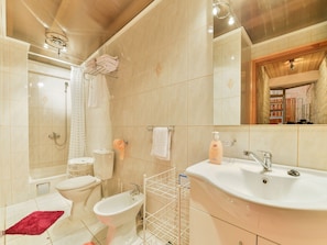 House | Bathroom | Shower, hair dryer, towels