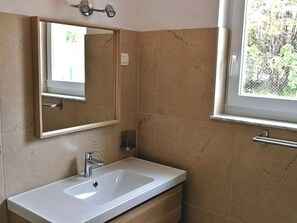 Villa | Badezimmer | Dusche, Handtücher