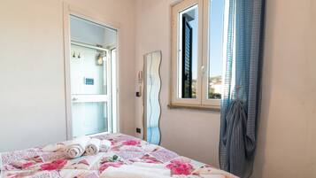 1 bedroom, bed sheets