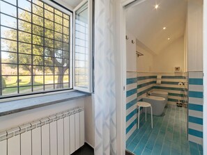House | Bathroom | Shower, hair dryer - Cosy Holiday Home in Santa Maria di Castellabate With Garden (Castellabate)