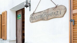 A wooden sign with the name "Frantoo Bonifazi" hanging on a building. - Sun-kissed Holiday Home With Swimming Pool (Narni)