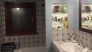 Villa | Badezimmer | Duschwanne, Handtücher