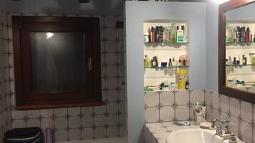 Villa | Salle de bain | Ensemble douche/baignoire, serviettes fournies