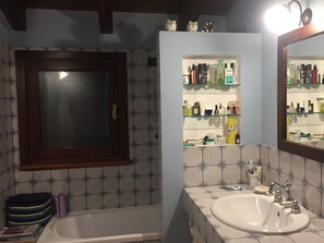 Villa | Salle de bain | Ensemble douche/baignoire, serviettes fournies