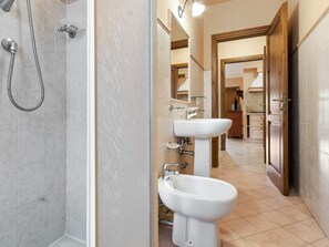 Apartment | Bathroom - Spa Apartment With Garden (Sorano)