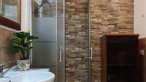 Ferienhaus | Badezimmer | Dusche, Handtücher