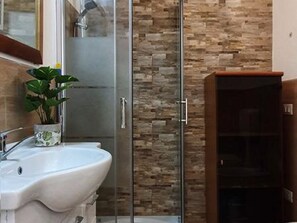 House | Bathroom | Shower, towels - Beautiful Holiday Home in Siracusa With Sea View (Syracuse)
