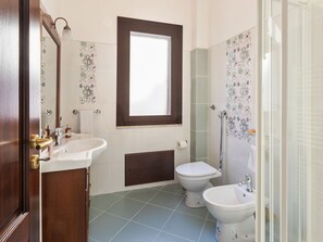 House | Bathroom | Shower, towels