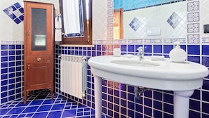 Shower, towels - Peaceful Holiday Home in Punta Milocca With Private Pool (Syracuse)