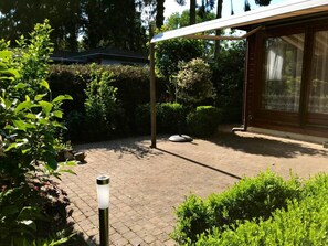 Chalet | Balcony - Chalet in Veluwe Near De Grote Ark (Garderen)