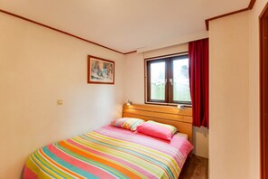 2 habitaciones, muebles diferentes y tabla de planchar con plancha