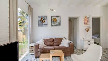 Bungalow | Living room | Fireplace