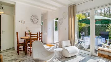 Bungalow | Living room | Fireplace