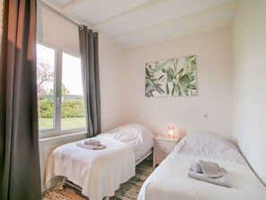 Bungalow | 2 bedrooms, individually furnished, iron/ironing board, bed sheets