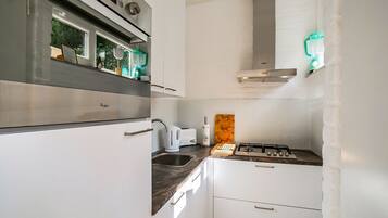 Bungalow | Private kitchen | Cookware/dishes/utensils