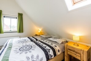 House | 4 bedrooms, individually furnished, iron/ironing board, bed sheets