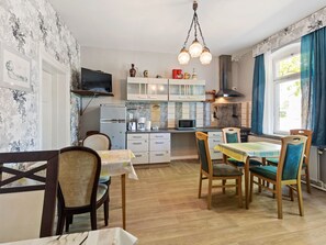 Coffee/tea maker, fridge, microwave, oven - Alluring Apartment in Klein Pravtshagen With Garden (Kalkhorst)