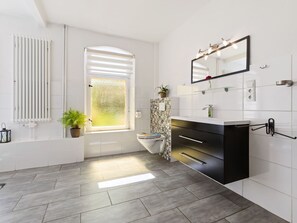 Bathtub, towels - Alluring Apartment in Klein Pravtshagen With Garden (Kalkhorst)