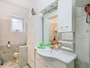 Apartment | Bathroom | Shower, towels