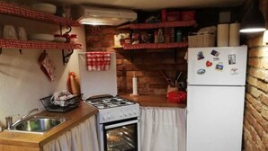 Fridge, microwave, oven, electric kettle - Cosy Farmhouse in Varaždin With Garden (Varazdin)
