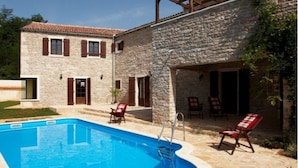 Outdoor pool - Luxurious Villa in Pazin With Swimming Pool (Karojba)
