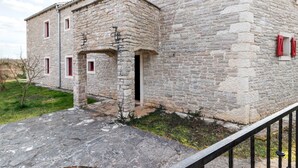 Exterior - Luxurious Villa in Pazin With Swimming Pool (Karojba)