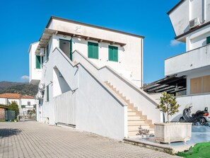 Exterior - Quaint Apartment in Policastro Bussentino near Sea (Santa Marina)