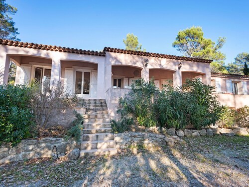 Lavish Villa in Bagnols-en-forêt With Swimming Pool
