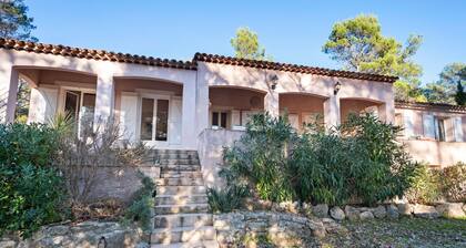 Lavish Villa in Bagnols-en-forêt With Swimming Pool