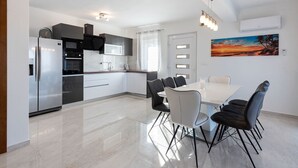 Unclassified image, 5 of 40, button - Bright Holiday Home in Jasenice near Beach (Jasenice)