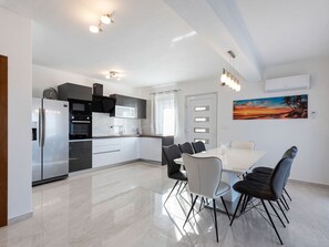 Dining - Bright Holiday Home in Jasenice near Beach (Jasenice)