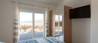 Bright Holiday Home in Jasenice near Beach