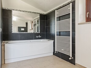 Shower, towels - Charismatic Holiday Home in Montone With Private Pool (Montone)
