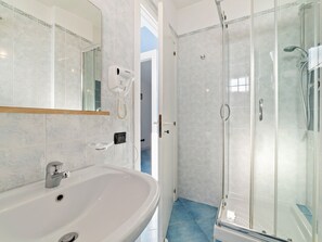 Bathroom - Belvilla by OYO Apartment in Policastro Bussentino (Santa Marina)