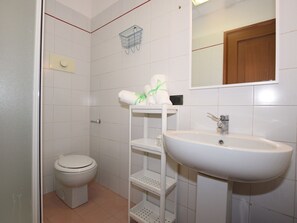 Ferienhaus | Badezimmer | Dusche, Handtücher