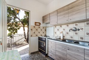 Private kitchen - Holiday Home in Asprovalta Near Sea Beach (Volvi)