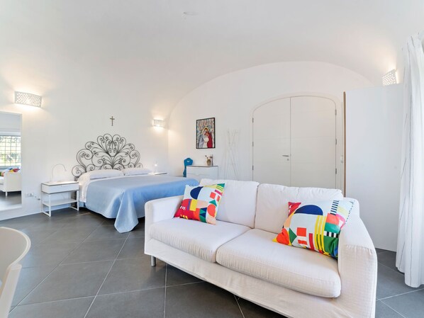 Living room - Beguiling Holiday Home in Santa Maria di Castellabate With Garden (Castellabate)