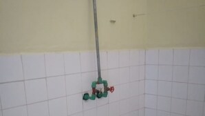 Phòng đơn | Phòng tắm | Buồng tắm vòi sen, vòi sen phun mưa, dép đi trong nhà, khăn tắm 
