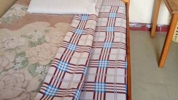 Single Room | Desk, free WiFi, bed sheets