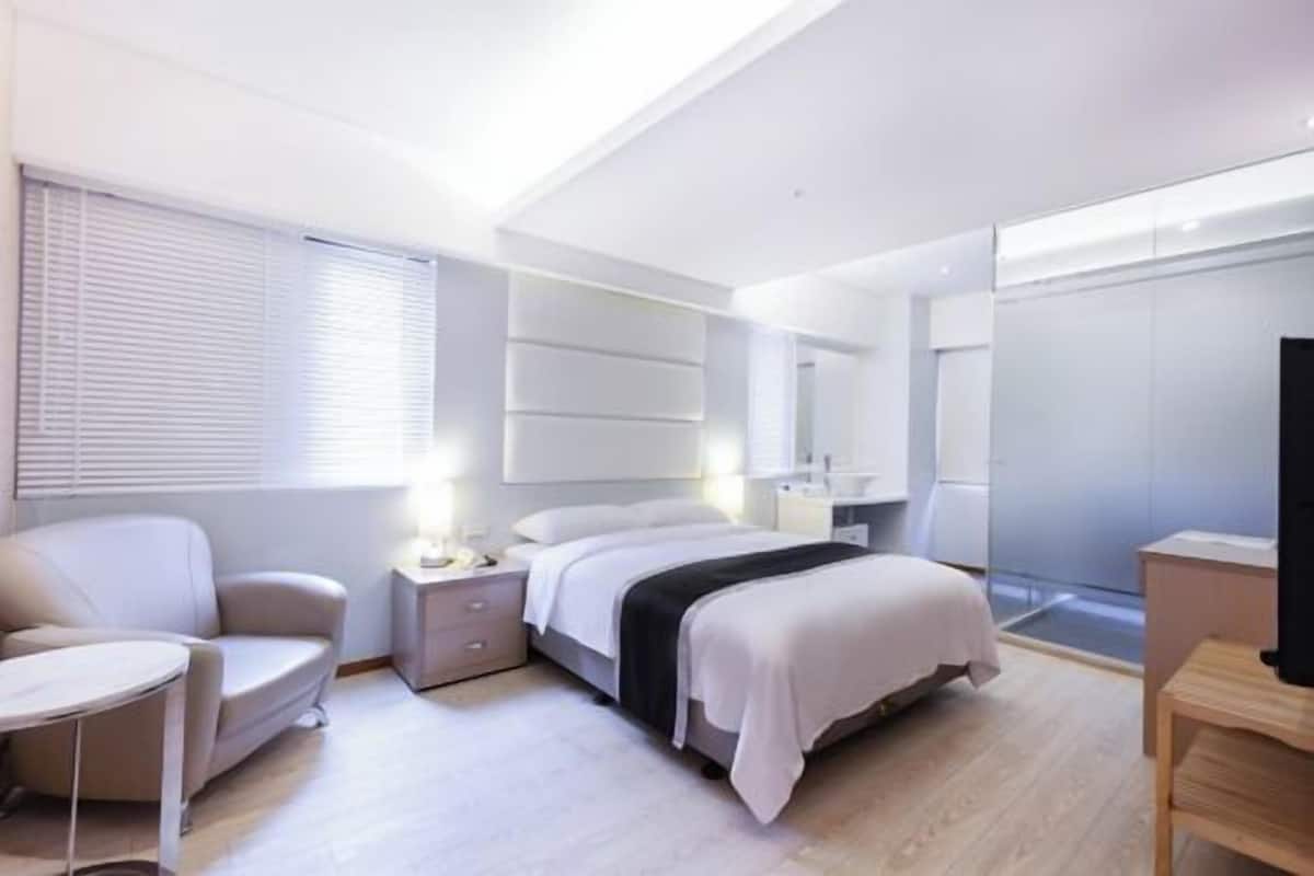 Premium bedding, desk, WiFi (free), bed sheets