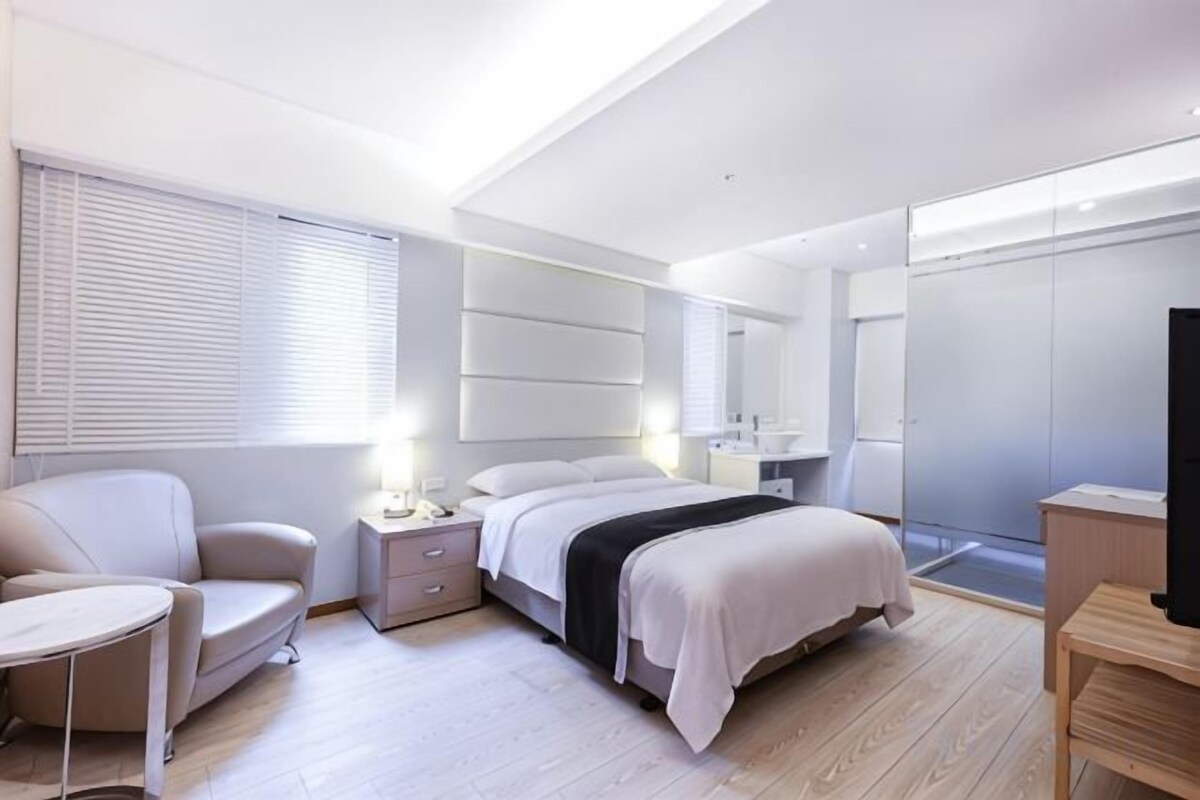 Premium bedding, desk, WiFi (free), bed sheets