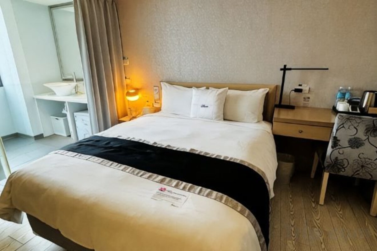 Premium bedding, desk, WiFi (free), bed sheets