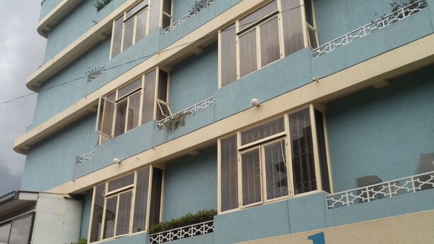 Un edificio de varios pisos con un cartel que dice 'Blue Bay Hotel'.