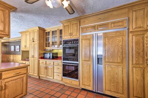 Fridge, microwave, stovetop, dishwasher - Simple Cranberry & Wine Farm Home w/ Fire Pit! (Eagle River)